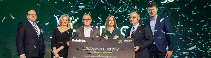 Źródło: deloitte.com. Ekipa HiProMine odbierająca nagrodę od Deloitte.