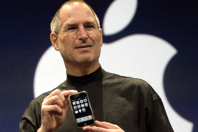 Steve Jobs prezentuje pierwszego iPhone'a w San Francisco w 2007 roku