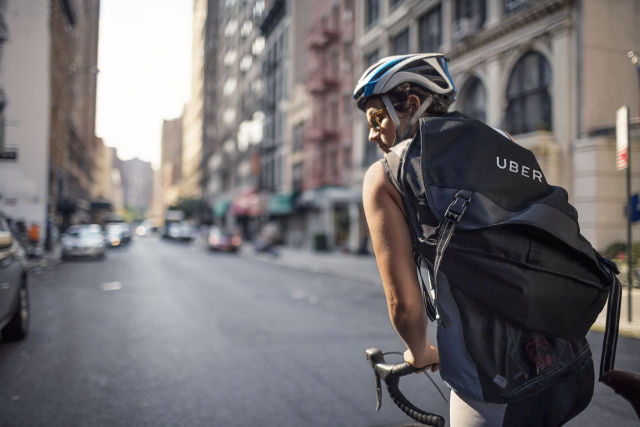 Plusem UberEats na pewno jest możliwość rozwożenia jedzenia za pomocą rowerów.