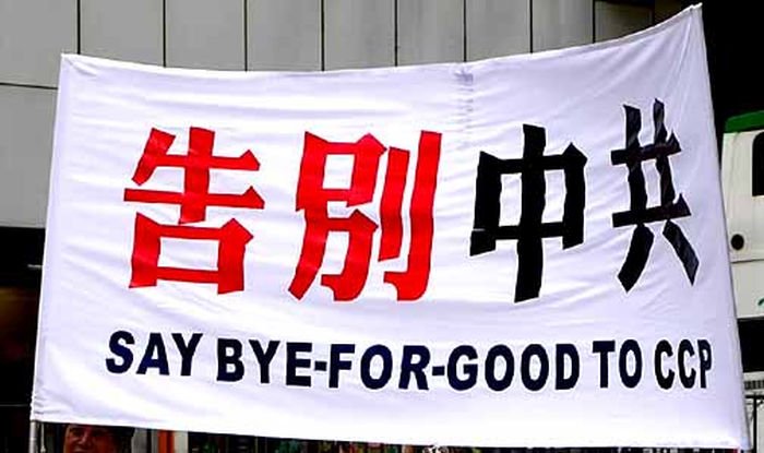 Antykomunistyczny baner podczas protestów w Chinach. Źródło: zonaeuropa.com