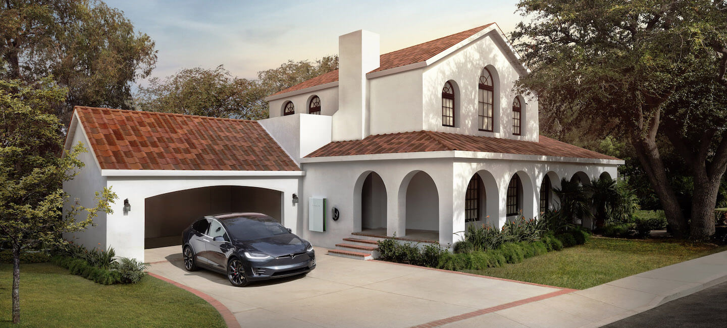 Tesla - dachy solarne. Jest też brązowa wersja.