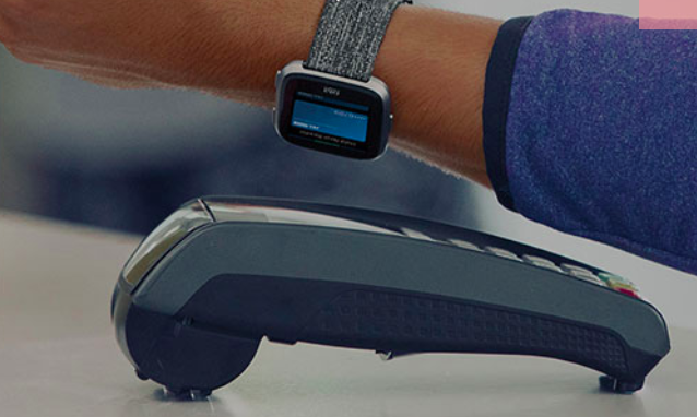 Fitbit Pay - jak płacić zegarkiem?